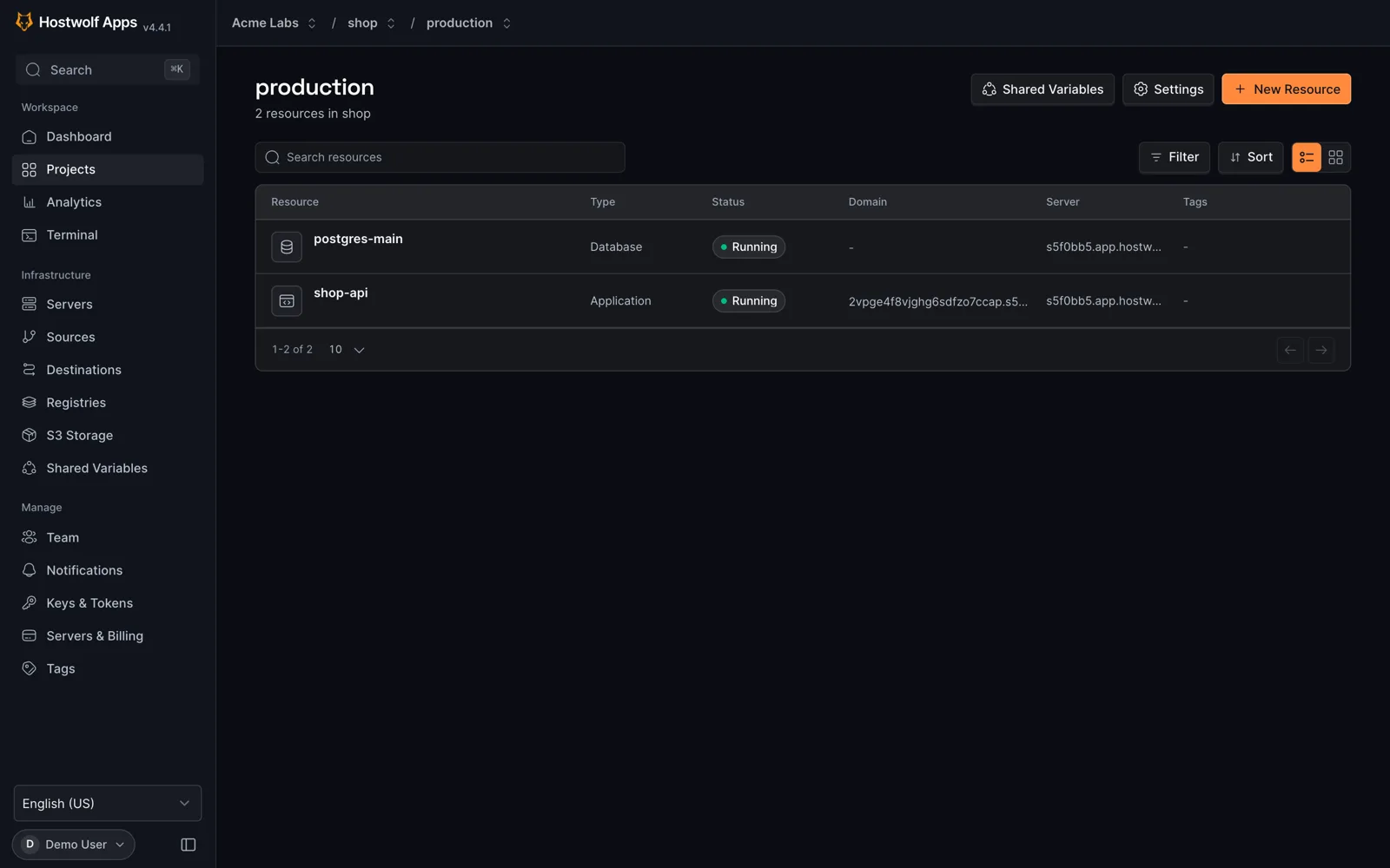 La consola de Apps de Hostwolf con una aplicación y una base de datos PostgreSQL, con su estado, dominio y servidor